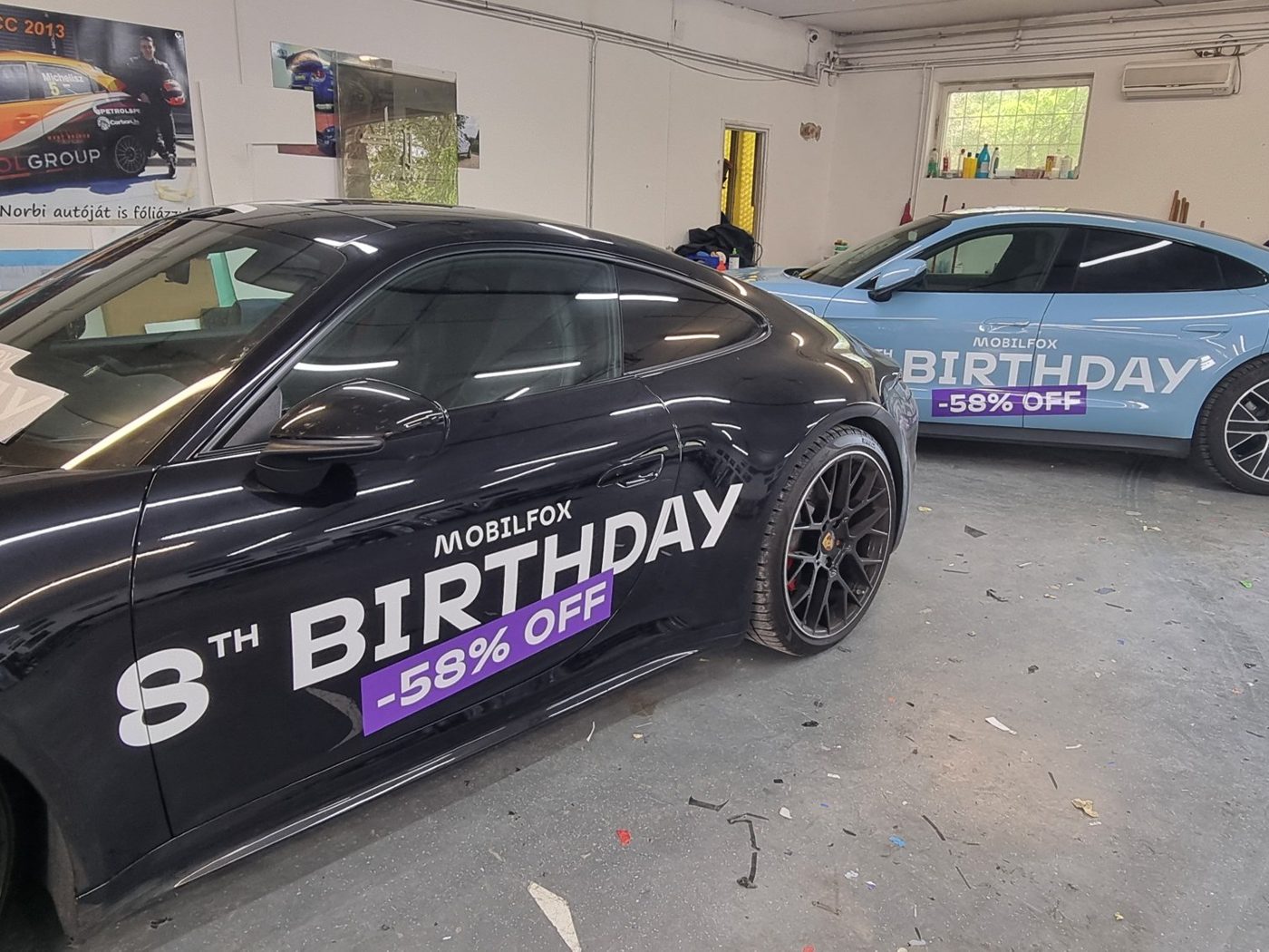 Porsche Mobilfox dekorral a műhelyben