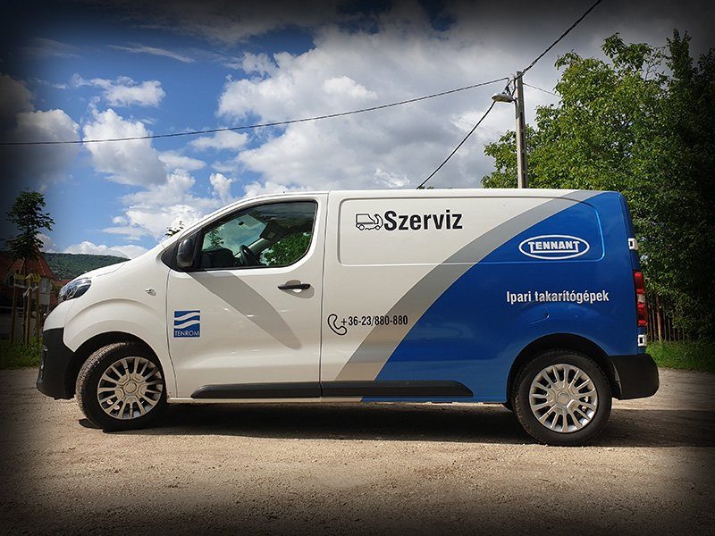 Tennant feliratozású Peugeot Expert az utcán