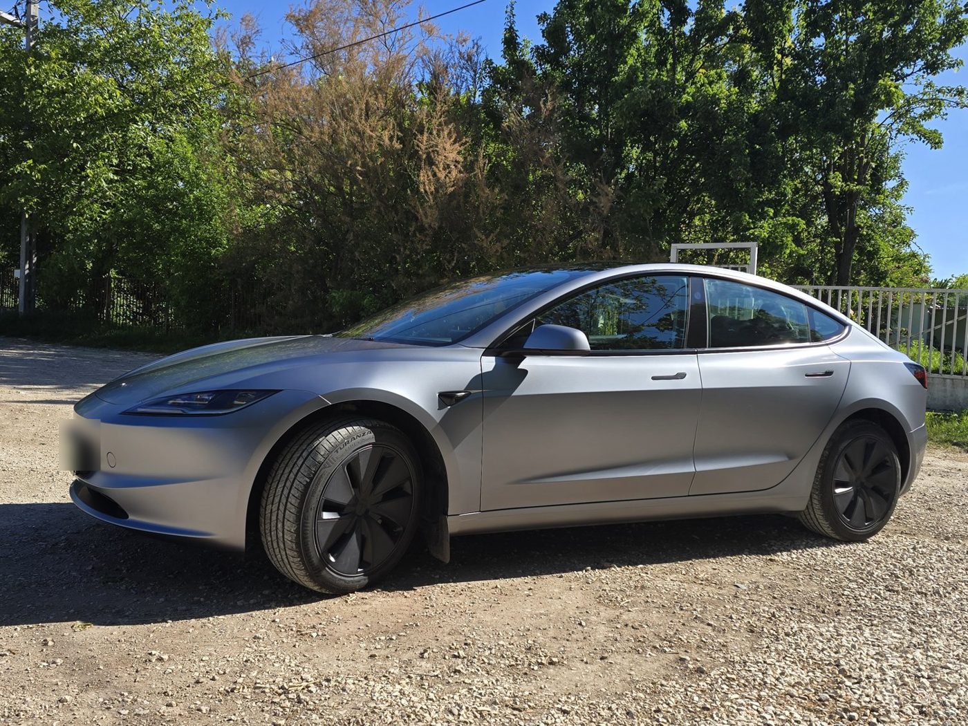 Tesla Model 3 kővédő fóliával a műhely előtt