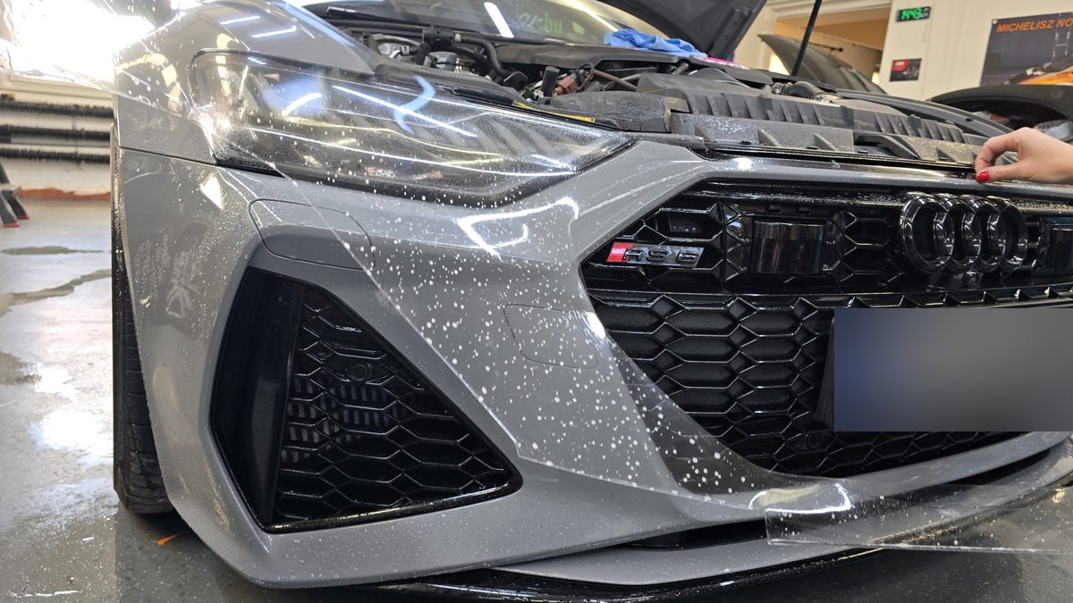 Audi RS6 első lökhárító kővédő fóliázás közben