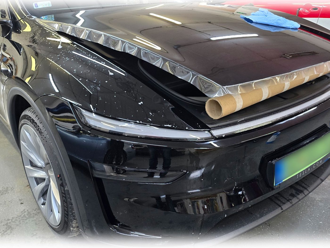 Előre kivágott kővédő fólia egy Tesla motorháztetőjén