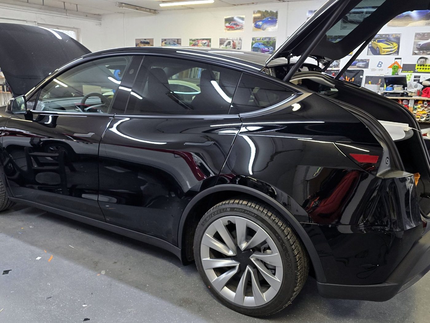 Fekete Tesla Model Y az Autodekor műhelyében