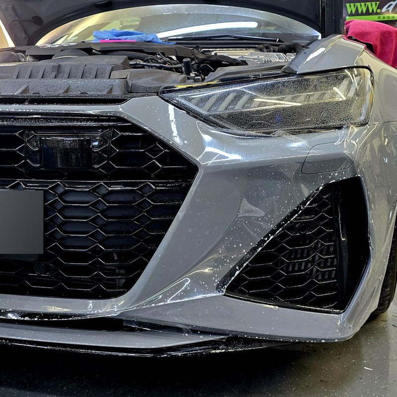Audi RS6 első rész fóliázás közben