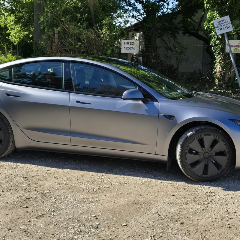 Tesla Model 3 kővédő fóliával