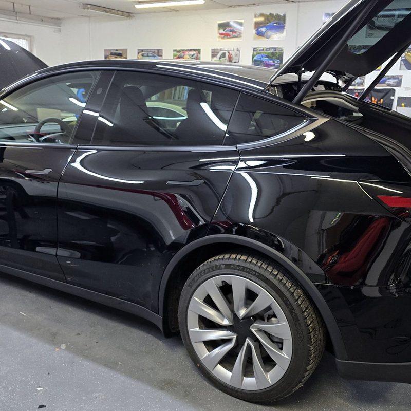 Tesla Model Y a műhelyben